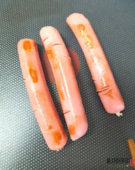 소시지의 칼집을 내고 프라이팬에 노릇하게 구워줍니다.