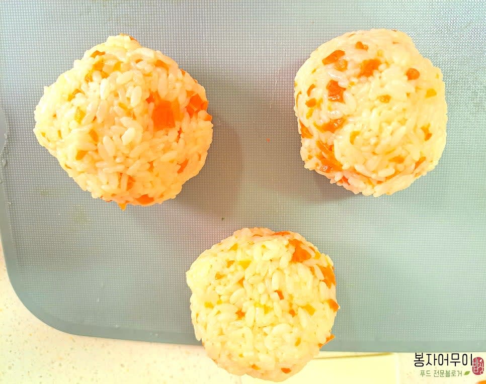 밥 한 공기에 참기름 한 스푼과 다진 당근을 넣고 동그랗게 뭉쳐줍니다.