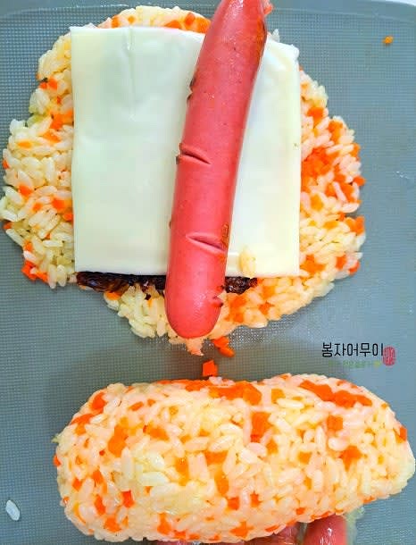 김, 치즈, 소시지를 순서대로 올리고 밥으로 덮어 동그랗게 뭉쳐줍니다.