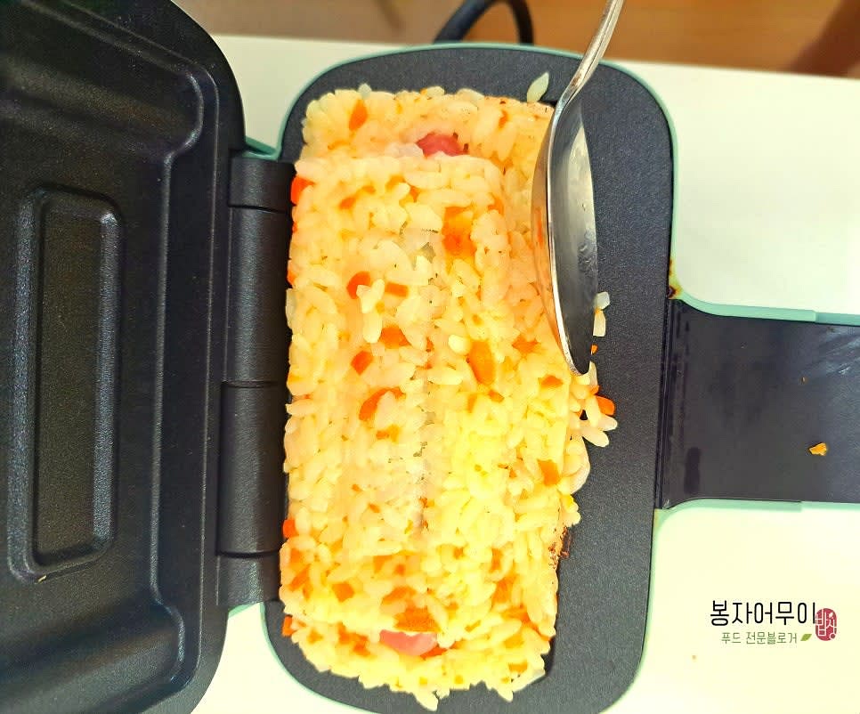 모양을 다듬은 밥버거를 프라이팬에 구워 노릇하게 마무리합니다.