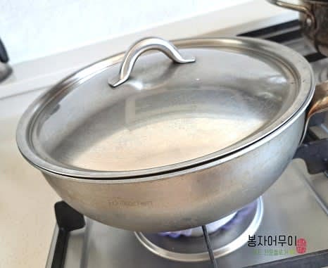 가스불을 중불로 조절한 뒤 뚜껑을 덮고 옥수수가 팝콘으로 튀어나올 때까지 기다립니다.