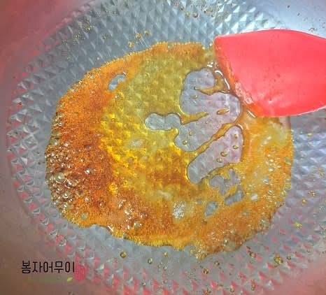 설탕 3스푼을 넣고 아주 약한 불에서 녹여줍니다.