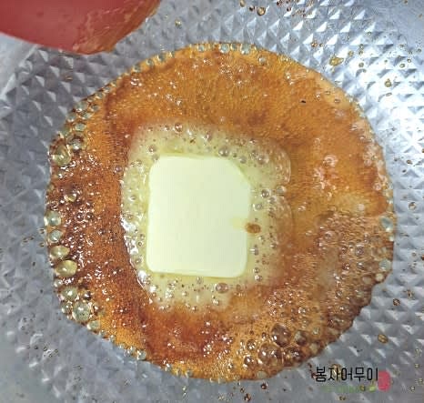 설탕이 녹으면 버터 15g과 베이킹소다 1/3티스푼을 넣고 섞어 카라멜 소스를 만듭니다.