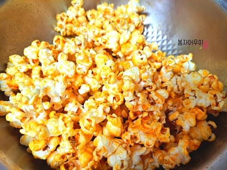 만든 카라멜 소스를 팝콘에 고루 뿌려줍니다.