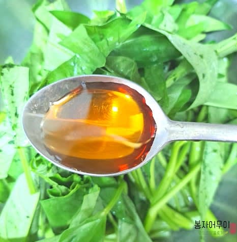 소금과 피시소스는 입맛에 따라 조절하며 볶습니다.