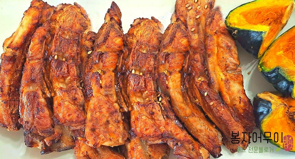 구운 등갈비는 담백하게 그대로 먹거나 필요에 따라 바베큐 소스를 곁들일 수 있습니다. 바비큐 소스는 케첩, 간장, 고추장, 올리고당, 맛술, 물, 후추를 섞어 준비합니다. 우스터소스는 취향에 따라 추가합니다.