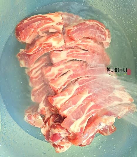 등갈비를 깨끗이 세척하고 물 1L에 설탕 1스푼을 넣어 핏물을 1시간 동안 제거합니다.