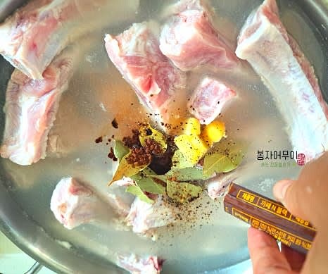 핏물 제거가 끝나면 월계수잎, 소주, 생강, 커피를 넣고 초벌로 삶아 잡내를 제거합니다.