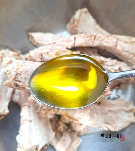 초벌 삶기를 한 등갈비를 꺼내 간단히 양념을 만듭니다. 소금, 맛술, 다진 마늘, 올리브유, 허브 솔트를 섞어 30분간 밀간을 재워둡니다.