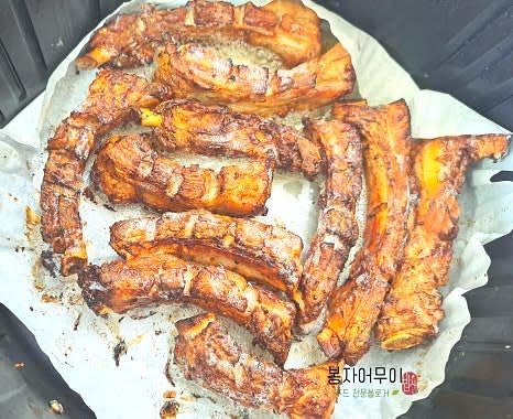 밀간된 등갈비를 에어프라이어에 넣고 160도에서 20분, 180도에서 20분 두 번 구워줍니다.