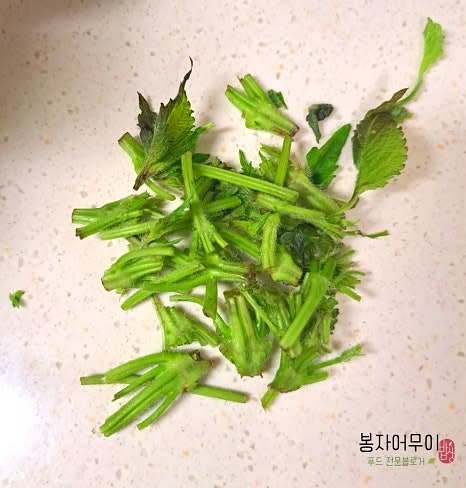 깻잎을 받자마자 너무 굵은 부분을 잘라서 다듬어줍니다.