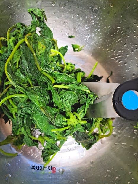 데친 깻잎의 줄기를 먹기 좋은 크기로 잘라 준비합니다