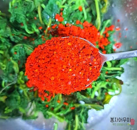 볼에 고춧가루, 간장, 올리고당을 넣고 양념장을 만듭니다