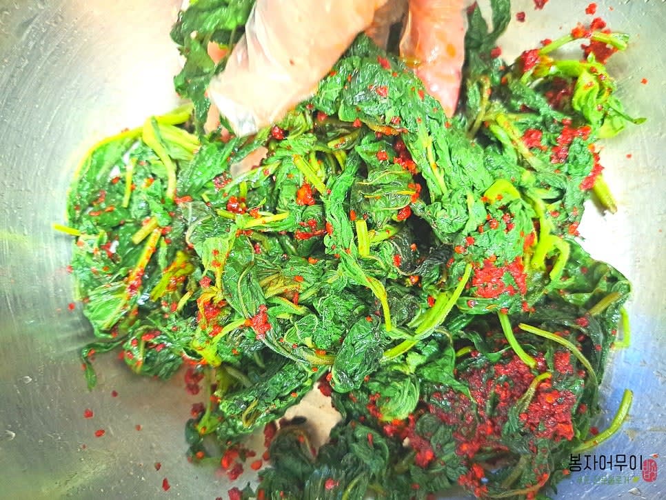 깻잎에 양념장을 넣고 골고루 섞어줍니다