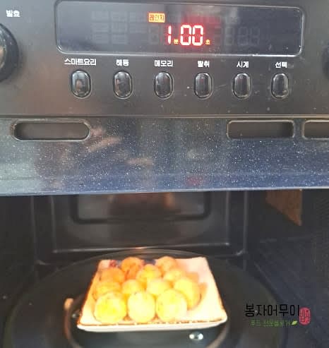 타코야키를 전자레인지에서 1분 30초 돌려줍니다.