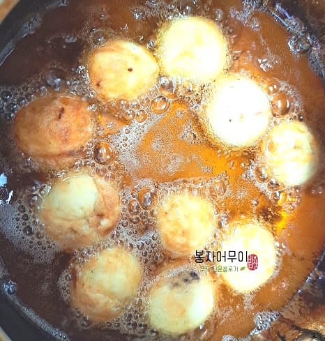 에어프라이어나 오븐에 타코야키를 180도에서 8분간 구워줍니다.