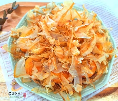 가쓰오부시를 듬뿍 올려 완성합니다.