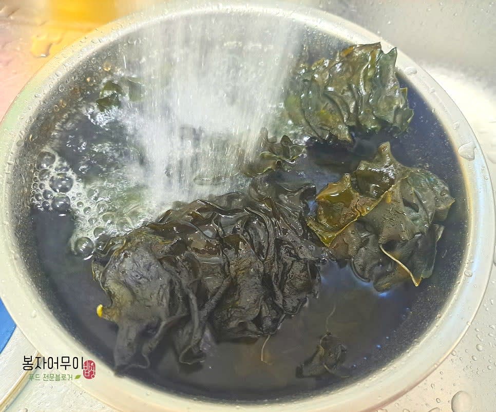 미역귀를 소금 1스푼에 담가 두었다가 흐르는 물에 여러 번 세척하여 준비합니다.