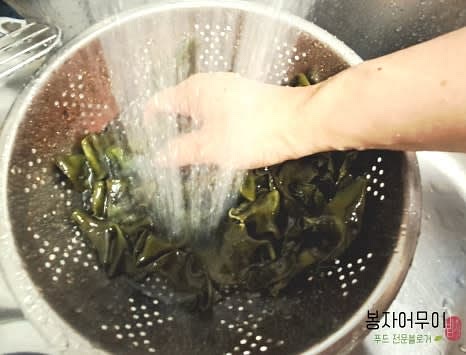 미역귀를 적당한 크기로 잘라 손으로 살살 치대며 씻어줍니다.