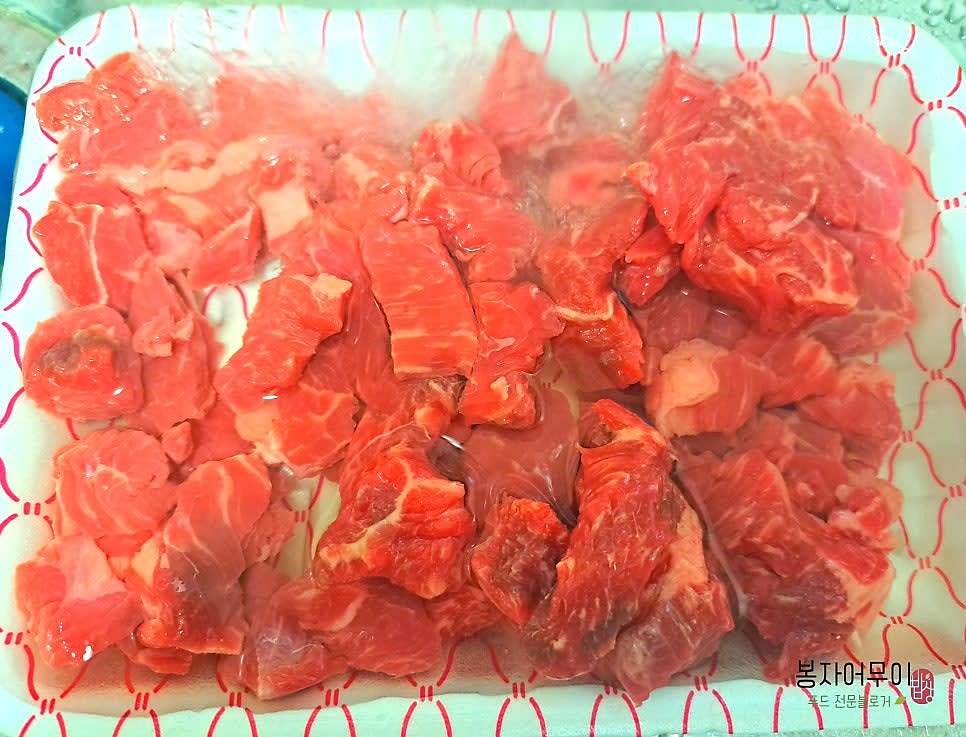 소고기는 키친타올로 닦아내거나 물로 씻은 후 물기를 빼줍니다.