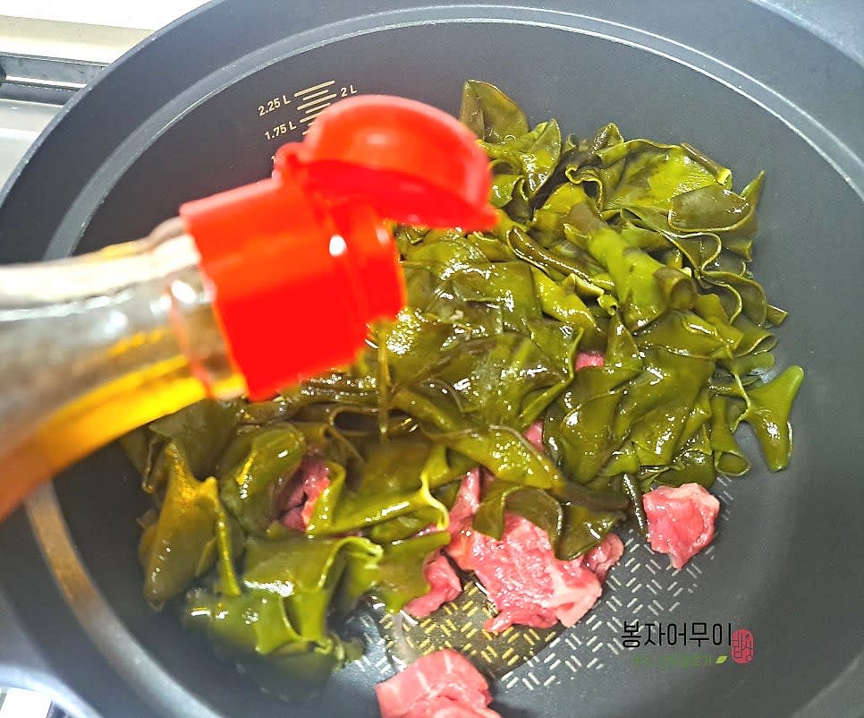 냄비에 참기름 2스푼을 두르고 소고기와 미역귀를 넣어 익을 때까지 볶아줍니다.