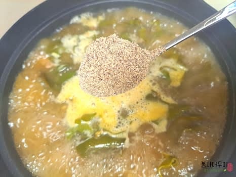 불순물을 걷어낸 후 다진 마늘 1스푼과 들깨가루 2스푼을 넣어 맛을 조정합니다.