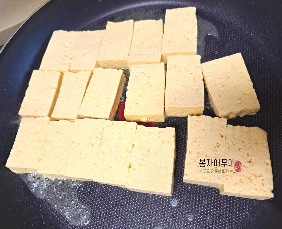 노릇노릇하게 앞뒤로 두부를 구워줍니다.