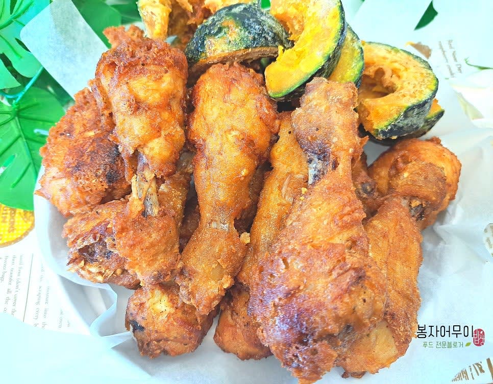 구운 밤호박과 닭다리를 함께 담아 완성합니다.