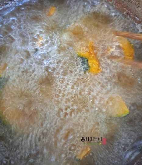 밤호박은 전자레인지에 2분간 돌린 후 먹기 좋은 크기로 썰어 튀김가루 2스푼을 골고루 발라 튀겨줍니다.