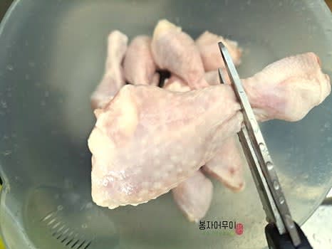 닭다리를 깨끗이 씻고 물기를 제거한 후 칼집을 넣어줍니다.