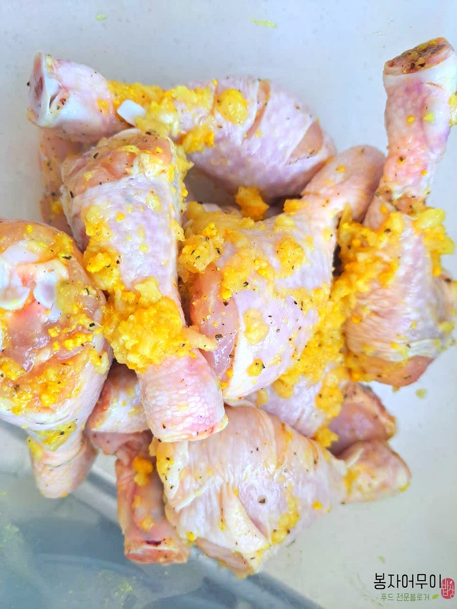 닭다리에 소금, 후추, 다진 마늘, 생강, 치킨스톡을 넣고 잘 섞은 후 최소 4시간 이상 냉장고에서 재워둡니다.