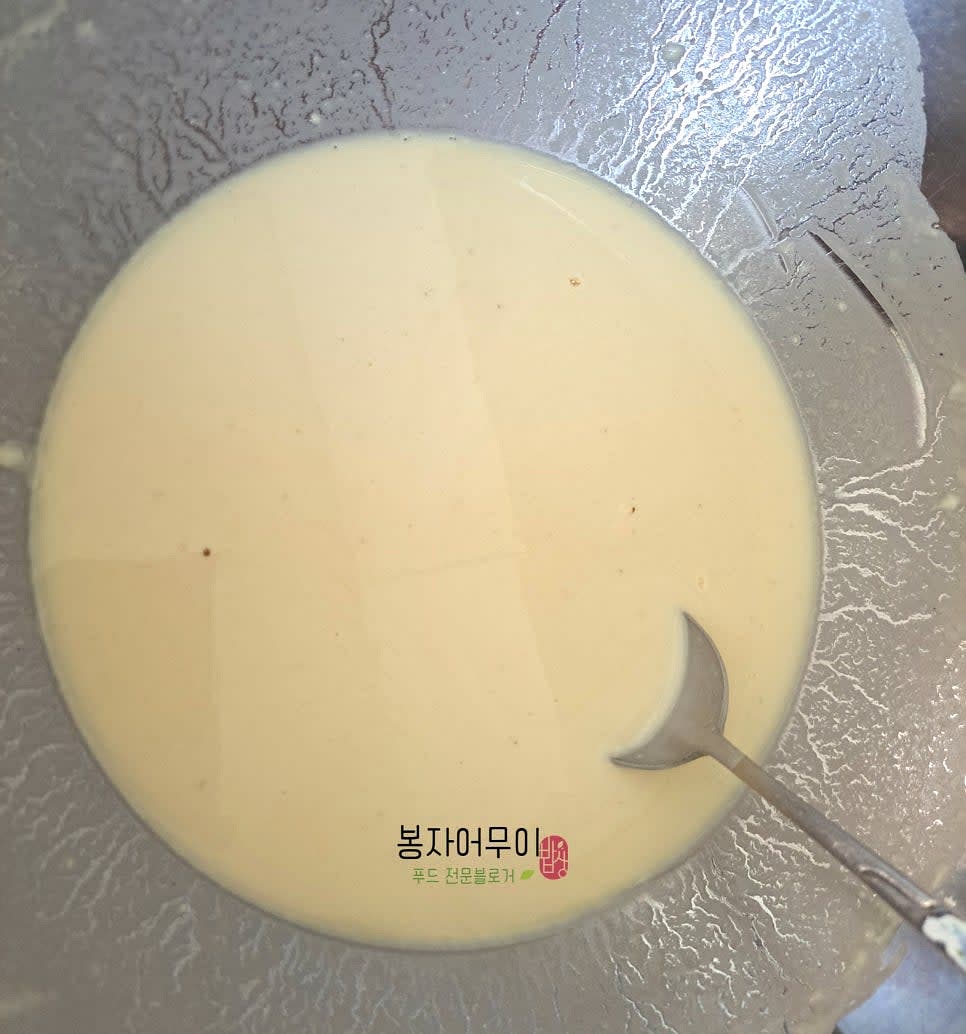 튀김가루를 물 1컵과 섞어 튀김 반죽을 만듭니다.