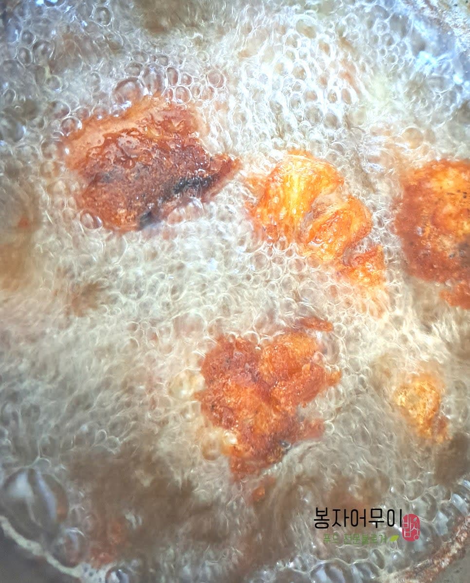 재운 닭다리를 튀김 반죽에 골고루 묻힌 후 기름에 튀깁니다. 중-강불에서 약 7분 정도 튀겨줍니다.