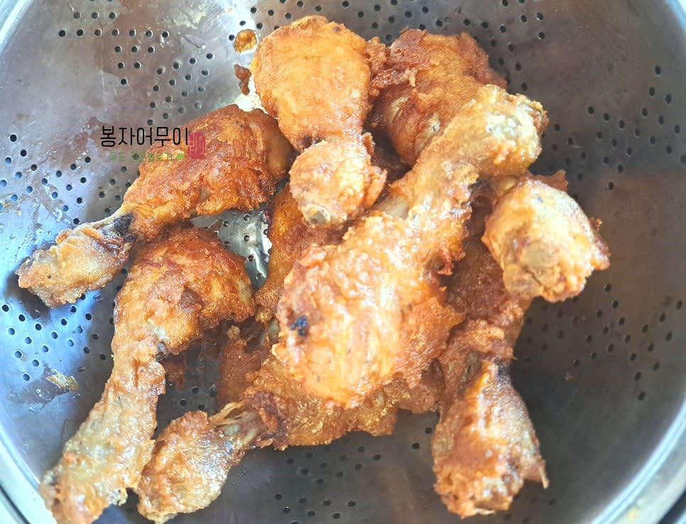 튀긴 닭다리를 꺼내 기름을 빼고, 약 3분간 식혔다가 다시 3분간 튀겨 바삭하게 만듭니다.