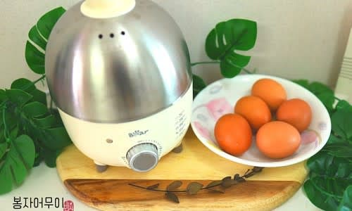 계란을 찜기에 넣고 12분간 쪄줍니다. 완숙을 원할 경우 15분, 반숙은 10분 정도 삶아줍니다.