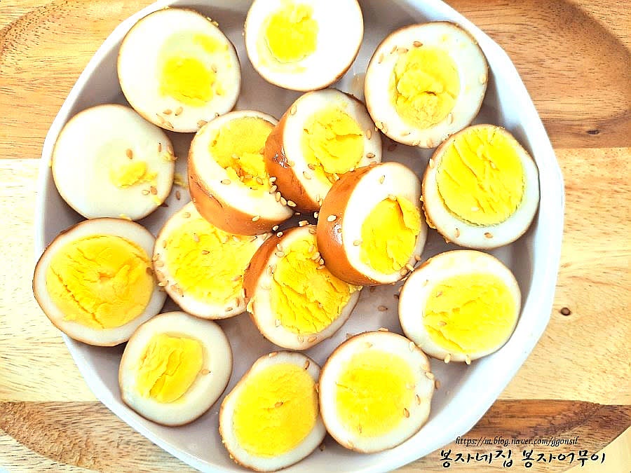 간장이 졸아들어 계란이 잘 코팅되면 불을 끄고 식힙니다. 예쁘게 썰어 맛있게 드시면 됩니다.