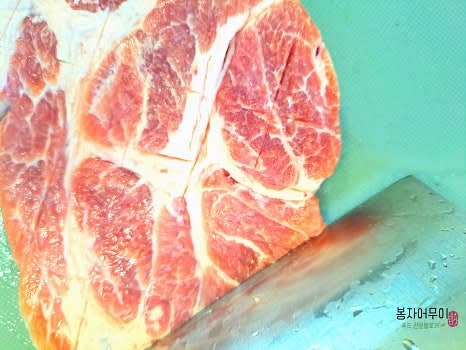 목살에 굵게 칼집을 넣어 줍니다. 양념이 잘 배게 하기 위해 너무 작지 않게 넣어 주세요.