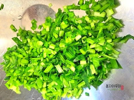 부추를 깨끗이 씻고 적당한 크기로 썰어줍니다.