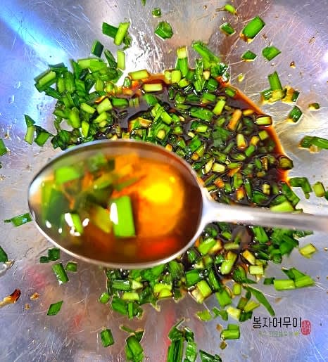 간장, 맛술, 올리고당, 매실청을 넣고 다진 부추와 섞어줍니다.