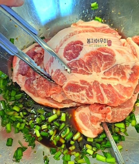 부추 간장 양념에 목살을 넣고 잘 섞은 뒤, 최소 30분 동안 재워둡니다.