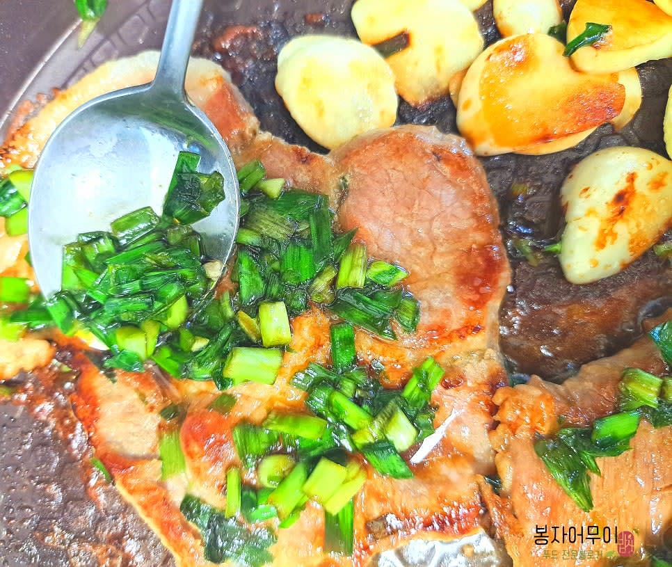 익힌 목살 위에 부추를 듬뿍 올려줍니다. 부추가 살짝 숨이 죽을 때까지 가볍게 볶아줍니다.