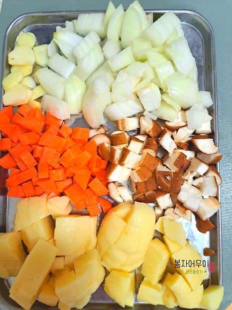 재료를 깨끗이 세척하고 감자, 당근, 양파를 사방 1cm 크기로 자릅니다. 마늘은 얇게 편으로 썰어줍니다.