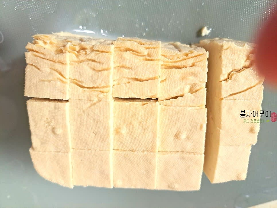 두부 반 모를 준비하여 약간 더 큼직하게 썰어줍니다.
