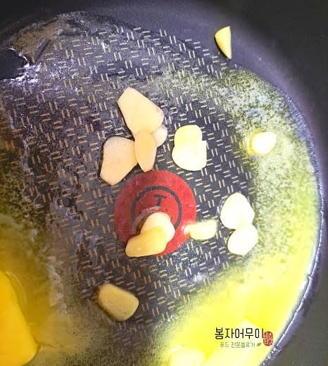 프라이팬에 무염버터 30g을 녹이고 마늘을 먼저 볶아 향을 내줍니다.