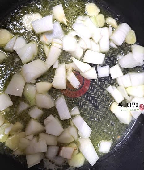마늘이 익으면 양파를 넣고 노릇노릇해질 때까지 볶아줍니다.