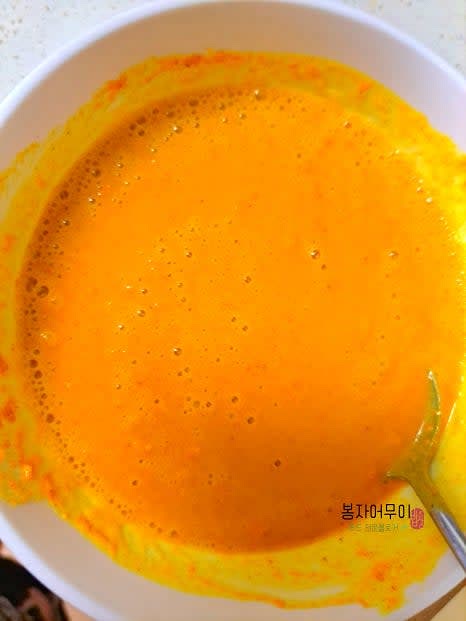 카레 가루를 물 반 컵에 풀어 곱게 개어준 후 냄비에 넣고 잘 섞습니다.