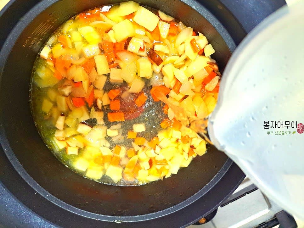 물 700ml를 부어주고 감자와 당근을 넣어 보글보글 끓여줍니다.