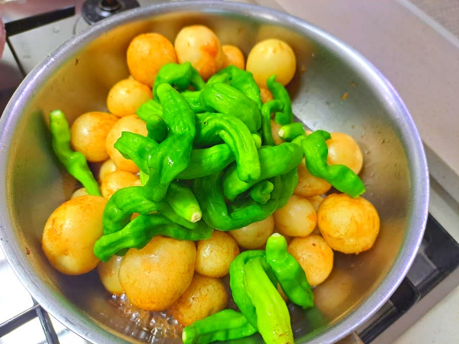 알감자가 자박자박 익으면 꽈리고추를 넣고 함께 저어줍니다.