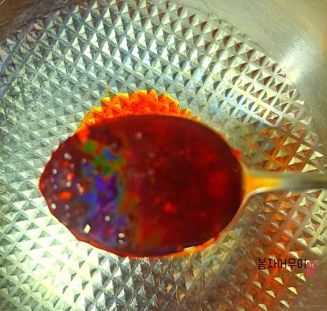 고추기름 2스푼과 콩기름 1스푼을 두르고 먼저 양파를 볶아 향을 만들어줍니다.