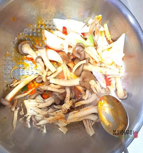 양파의 향이 나면 느타리버섯을 넣고 살짝 볶으며 양념합니다.